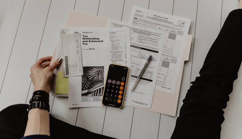 Consultora explicando gráficas financieras a un ciudadano
