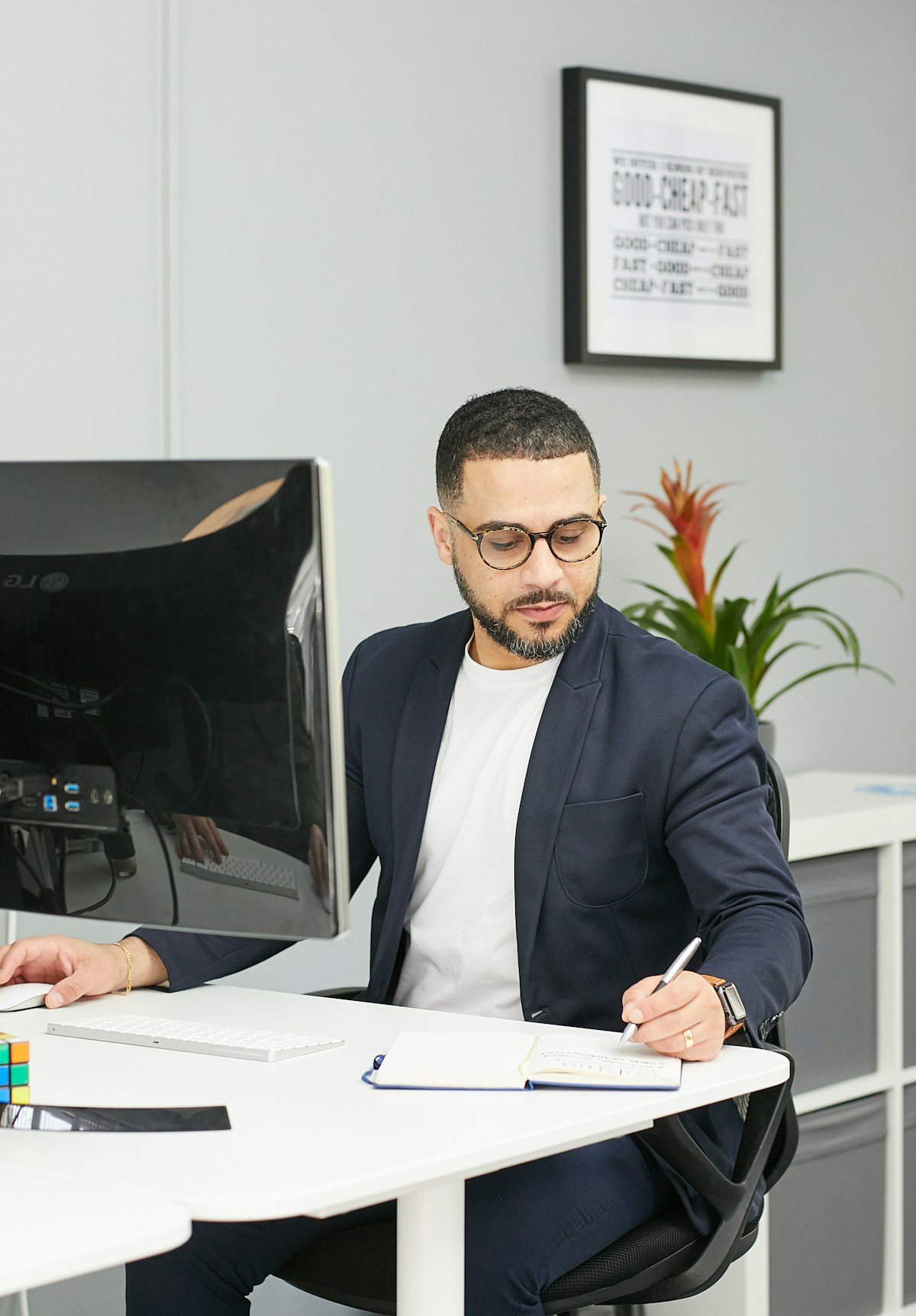 Consultor profesional en oficina revisando un documento con cifras